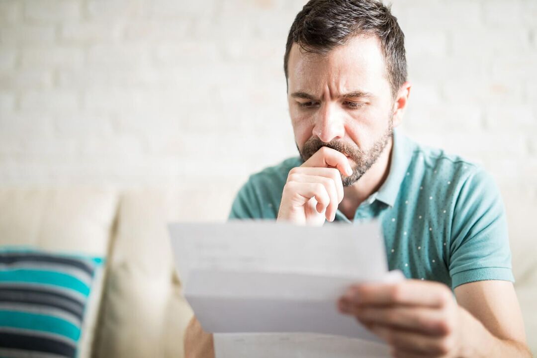 um homem estuda as instruções para usar cápsulas Predstonorm